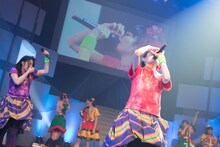 「ザ・ティッシュ～とまらない青春～」を披露するチームしゃちほこ。