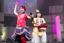 左から秋本帆華（チームしゃちほこ）、柏木ひなた（私立恵比寿中学）。