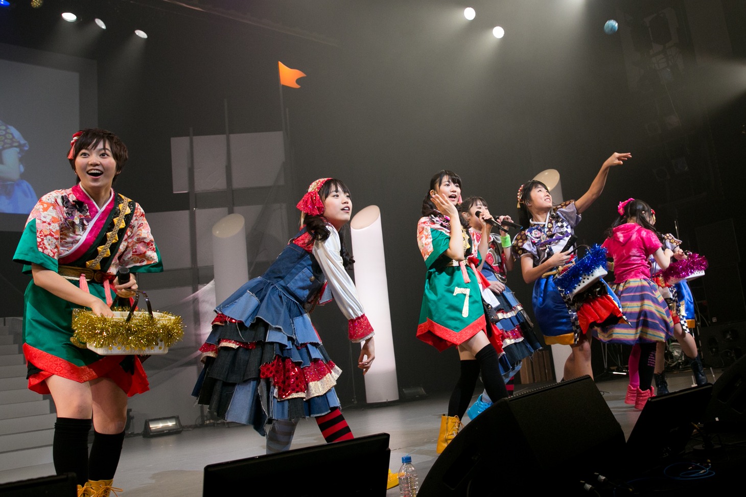 私立恵比寿中学＆チームしゃちほこ「俺のエビしゃちライブ」の様子。