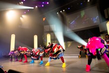 「ザ・ティッシュ～とまらない青春～」を披露するチームしゃちほこと、つられてヘッドバンギングする私立恵比寿中学。