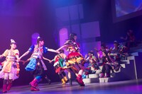 「シャンプーハット」を披露する私立恵比寿中学とそれを見守るチームしゃちほこ。