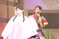 坂本遥奈のパネルに手をかける咲良菜緒（チームしゃちほこ）。