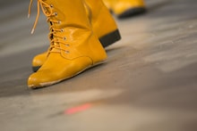 靴底が取れてしまった星名美怜のブーツ。