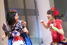 左から小林歌穂（私立恵比寿中学）、秋本帆華（チームしゃちほこ）。