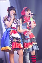 左から廣田あいか（私立恵比寿中学）、伊藤千由李（チームしゃちほこ）。