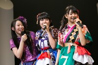 左から大黒柚姫（チームしゃちほこ）、廣田あいか（私立恵比寿中学）、星名美怜（私立恵比寿中学）。