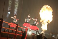 1月に開催されたBABYMETAL「LEGEND "2015" ～新春キツネ祭り～」のライブの様子。（Photo by Taku Fujii / MIYAAKI Shingo）