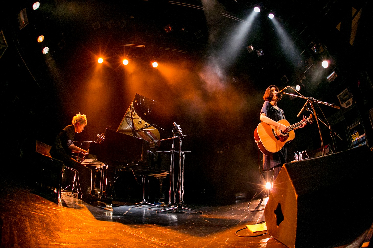 「植田真梨恵LIVE OF LAZWARD PIANO -青い廃墟-」の様子。