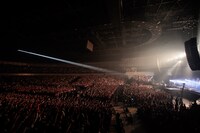 UVERworld「0 CHOIR TOUR 2014-2015 KING'S PARADE at YOKOHAMA ARENA」の様子。