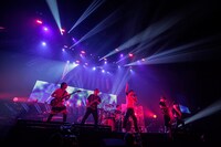 UVERworld「0 CHOIR TOUR 2014-2015 KING'S PARADE at YOKOHAMA ARENA」の様子。