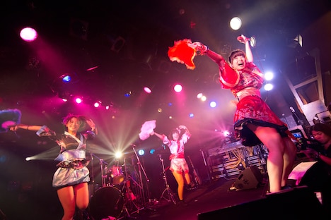 LUI◇FRONTiC◆松隈JAPANインディーズラストワンマンライブ「ジャポニカ最終ライブ～この支配からの卒業～」の様子。