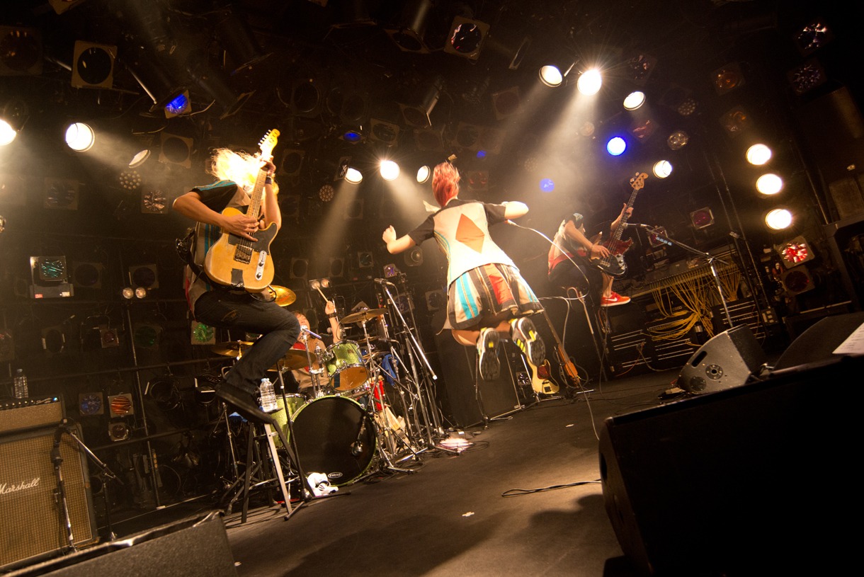 LUI◇FRONTiC◆松隈JAPANインディーズラストワンマンライブ「ジャポニカ最終ライブ～この支配からの卒業～」の様子。