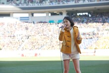 高校サッカー決勝の舞台で「瞳」を歌唱する大原櫻子。