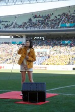 高校サッカー決勝の舞台で「瞳」を歌唱する大原櫻子。