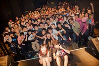 ライブ終了後の記念撮影の様子。