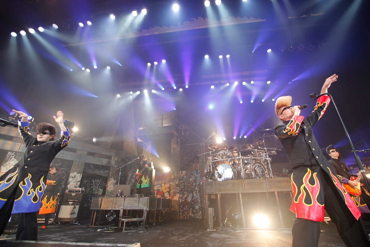 「氣志團現象2015 日本全國HALL GIG TOUR『週末大パニック！超激突!!』」初日の戸田市文化会館公演の様子。