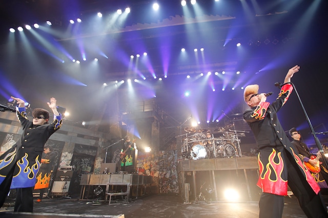 「氣志團現象2015 日本全國HALL GIG TOUR『週末大パニック！超激突!!』」初日の戸田市文化会館公演の様子。