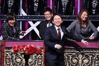 左奥からバカリズム、名越康文、友近、手前が有吉弘行。(c)日本テレビ