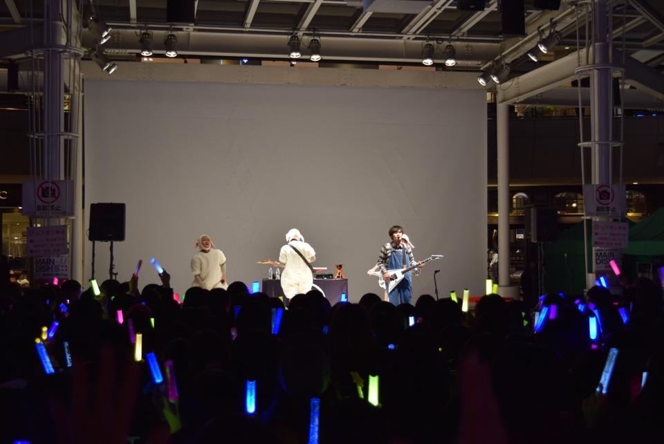 DISH//「1stALBUM『MAIN DISH』発売記念イベント」神奈川・ラゾーナ川崎プラザ ルーファ広場 グランドステージ公演の様子。