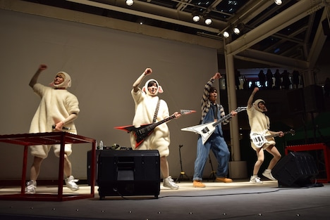 DISH//「1stALBUM『MAIN DISH』発売記念イベント」神奈川・ラゾーナ川崎プラザ ルーファ広場 グランドステージ公演の様子。