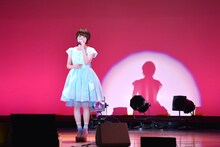 花澤香菜「花澤香菜スペシャルライブ：やくしまるえつこソングス」の様子。