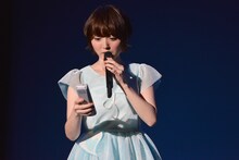 リモコンを持ってステージに登場した花澤香菜。