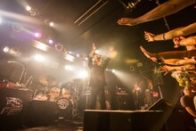 MAN WITH A MISSION「Seven Deadly Sins TOUR 2015」大阪・心斎橋DROP公演の様子。