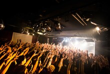 MAN WITH A MISSION「Seven Deadly Sins TOUR 2015」大阪・心斎橋DROP公演の様子。