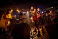 「Awesome Talks -vol.0-」でのAwesome City Clubのライブの様子。