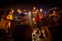 「Awesome Talks -vol.0-」でのAwesome City Clubのライブの様子。