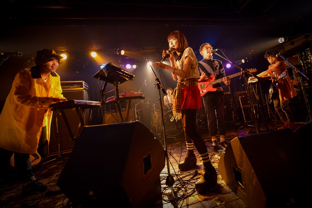 「Awesome Talks -vol.0-」でのAwesome City Clubのライブの様子。