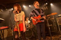 左からPORIN（Vo, Syn）、atagi（Vo, G）