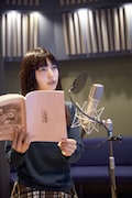 テレビアニメ「銃皇無尽のファフニール」のアフレコを行う神田沙也加。