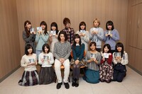 テレビアニメ「銃皇無尽のファフニール」キャスト陣とTRUSTRICKによる記念撮影。