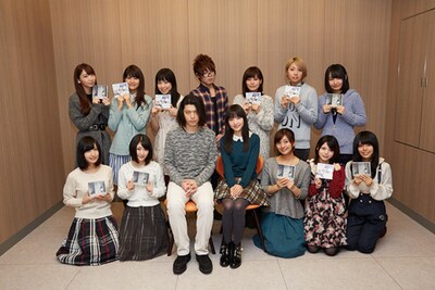 テレビアニメ「銃皇無尽のファフニール」キャスト陣とTRUSTRICKによる記念撮影。