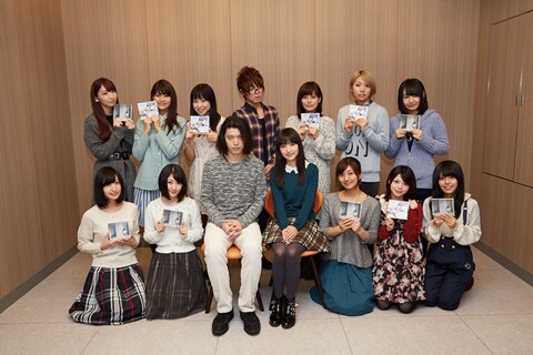 テレビアニメ「銃皇無尽のファフニール」キャスト陣とTRUSTRICKによる記念撮影。