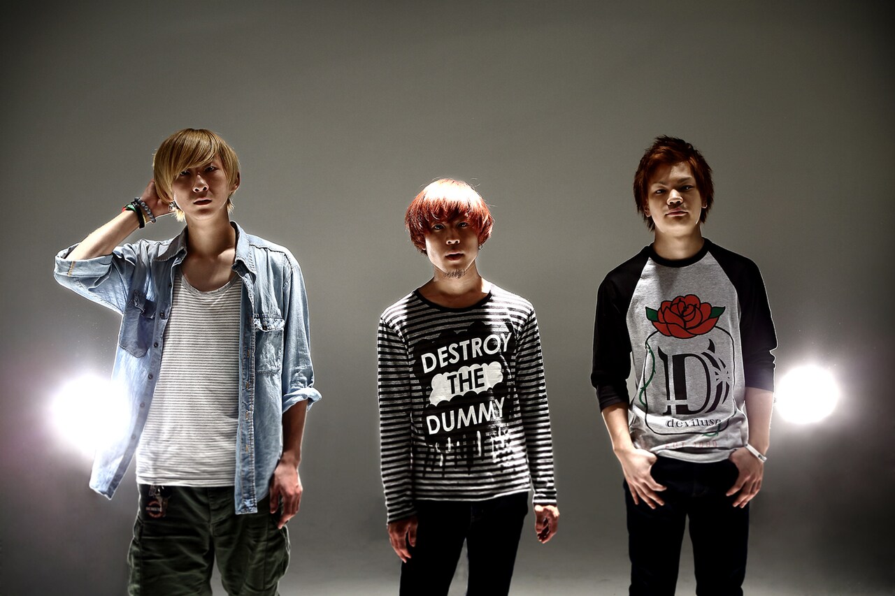 Radical Radio、デモ曲含む1stアルバム発売