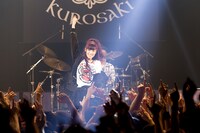 「MAON KUROSAKI LIVE TOUR 2014～2015 "WINGS OF EDEN –GARNET!!- "」最終公演の様子。（撮影：松本孝之）