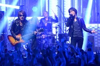 「LIVE MONSTER」出演時のB'z。 (c)日本テレビ