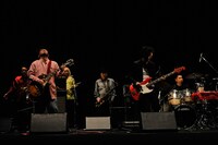 映画「味園ユニバース」完成披露試写会で行われたサプライズライブの模様。