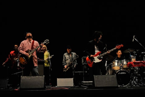 映画「味園ユニバース」完成披露試写会で行われたサプライズライブの模様。