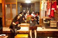 映画「味園ユニバース」のワンシーン。 (c)2015「味園ユニバース」製作委員会