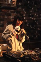 DJもね（撮影：後藤壮太郎）