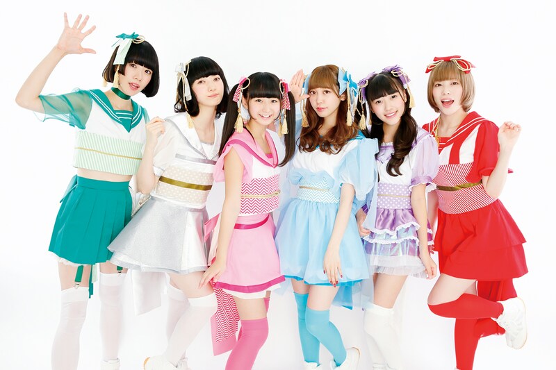 モデルの木村ミサを筆頭に“カワイイ文化”の担い手6名で結成されたアイドルユニット・むすびズム。左から和田うに、今井マイ、山田なみ、木村ミサ、宮島るりか、椎名エル。
