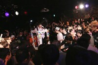 トロッコからお札をまくちーぼう。（撮影：後藤壮太郎）