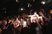 トロッコからお札をまくちーぼう。（撮影：後藤壮太郎）