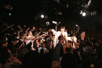 トロッコからお札をまくちーぼう。（撮影：後藤壮太郎）