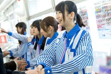 握手会を行うしず風＆絆～KIZUNA～。