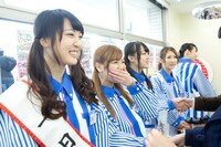 握手会を行うしず風＆絆～KIZUNA～。