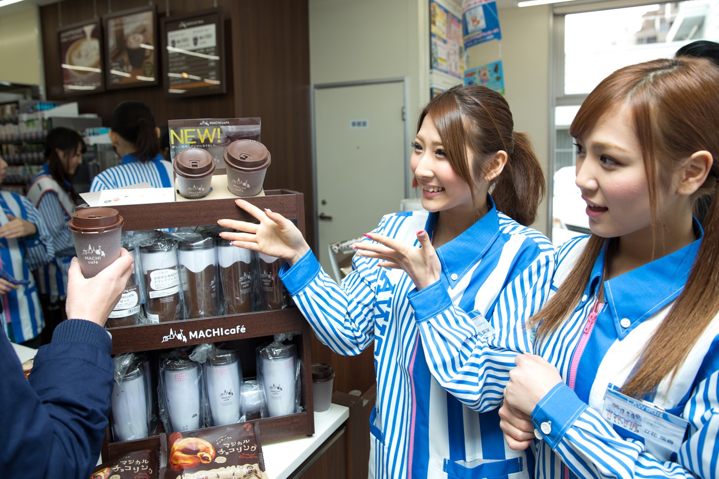 ホットドリンクを勧める立花風香、立花美空。